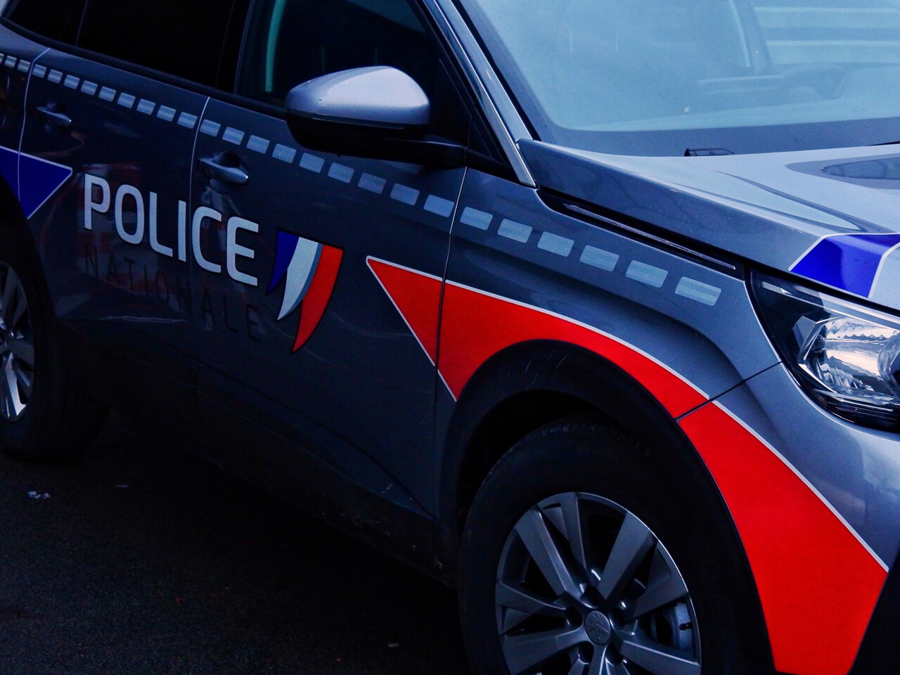 Il s'arrête en plein milieu de la route à Rouen... pour réceptionner une commande