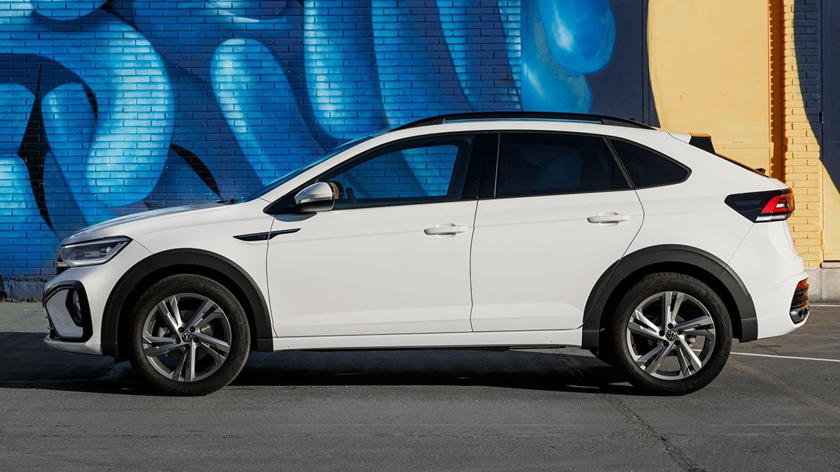 Volkswagen Taigo 2025 vu de profil sur route européenne, design SUV coupé élégant