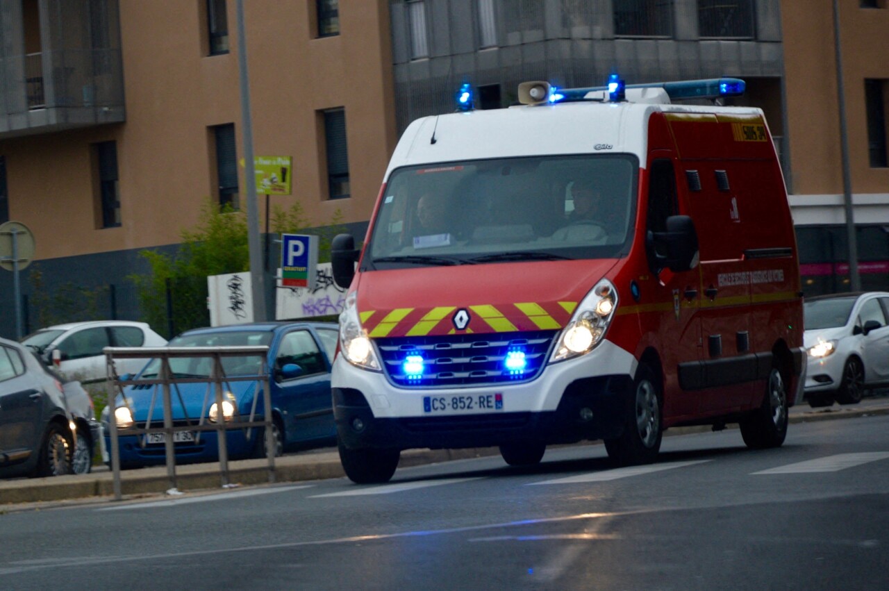 violente collision voiture-moto, l'avenue de la Liberté paralysée