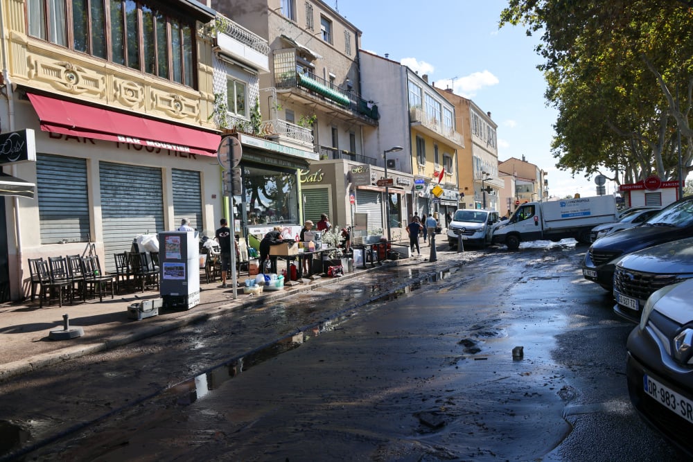 la devanture d'un restaurant de l'Estaque visée par des tirs