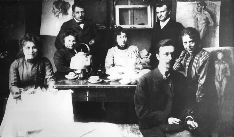 Gabriele Münter (au centre) dans la classe de peinture de Vassily Kandinsky à l’école de peinture « Phalanx » de Munich