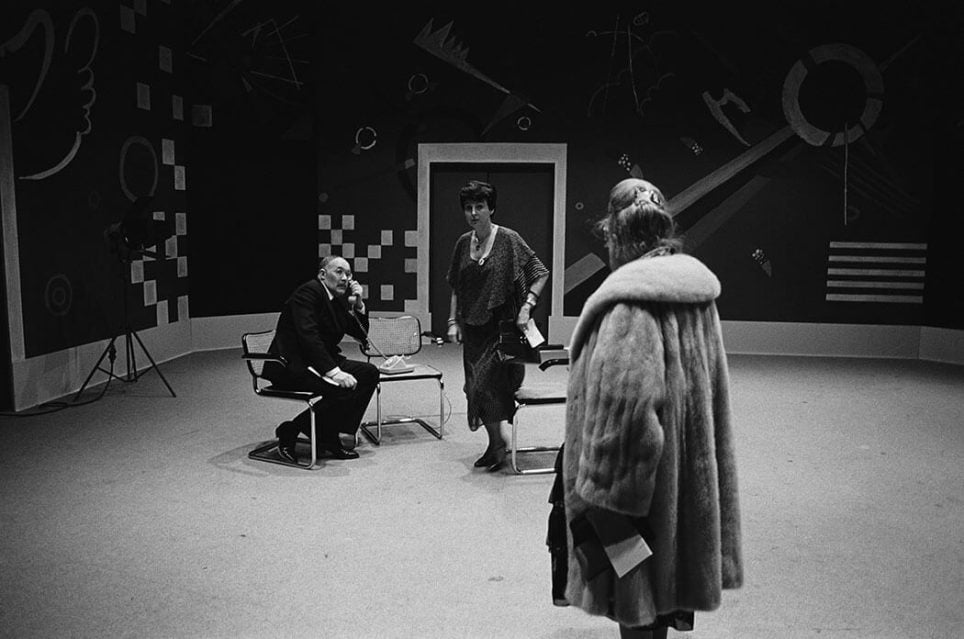Inauguration du « Salon Kandinsky » au Centre Georges-Pompidou en 1977, avec le directeur du musée Pontus Hultén et Nina Kandinsky