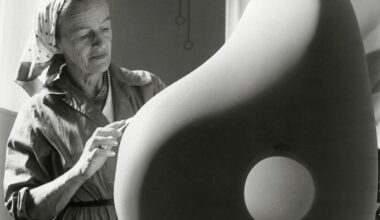 Barbara Hepworth sculptant au Palais de Danse