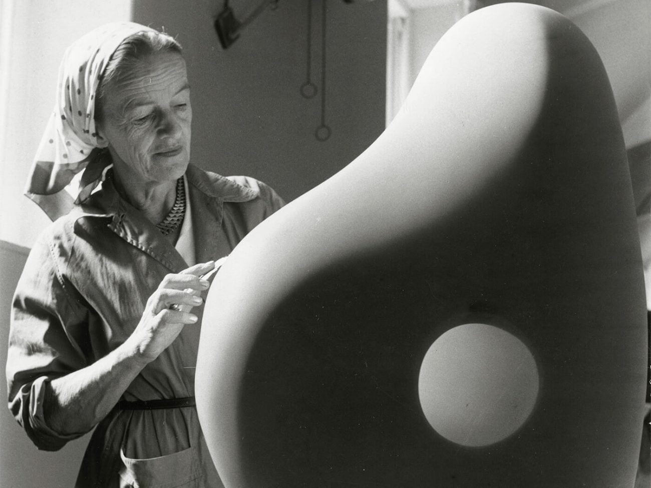 Barbara Hepworth sculptant au Palais de Danse