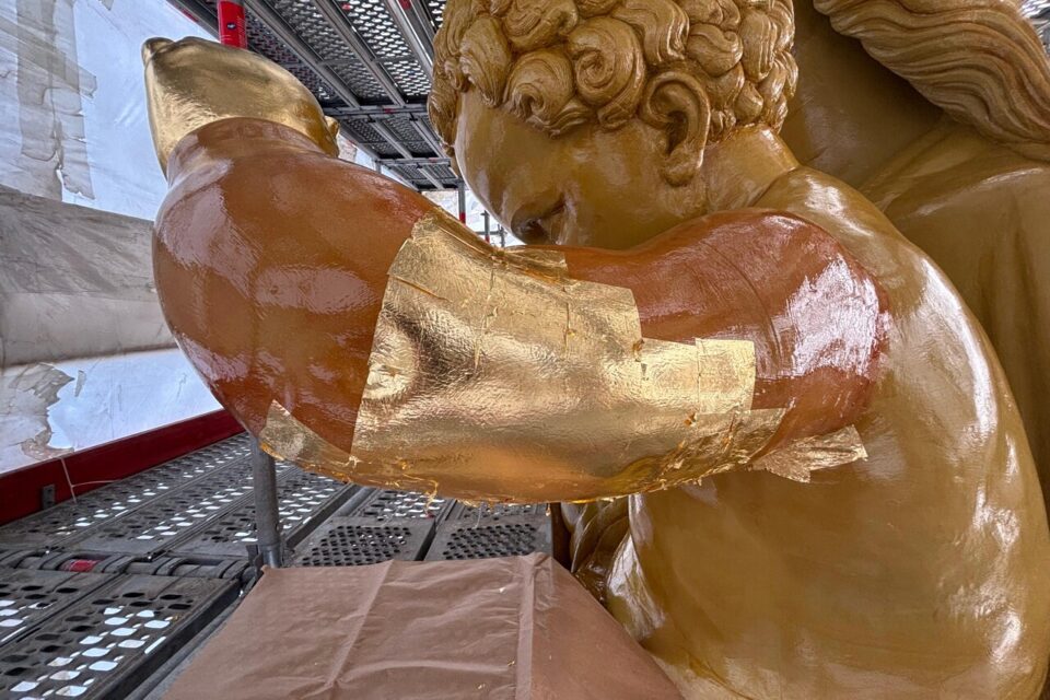 La différence entre le avant et après la dépose des feuilles d'or.