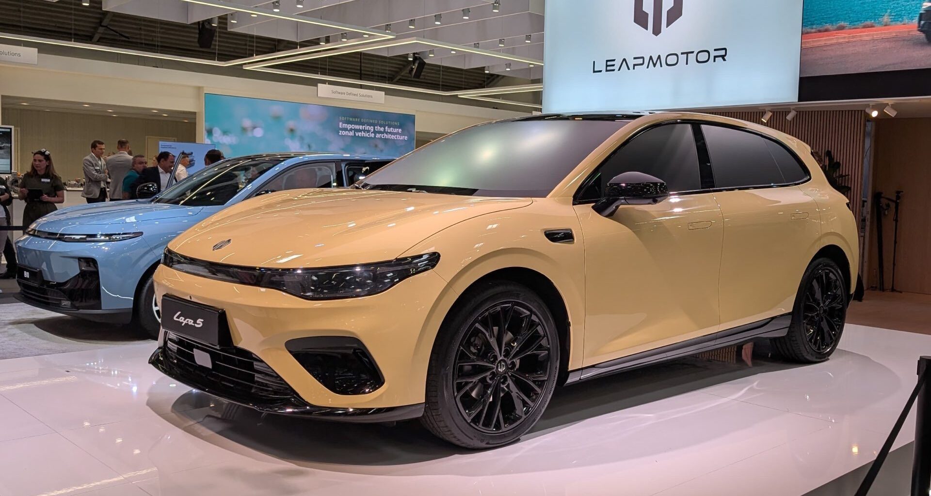 Avec ses faux airs de Mégane R.S., cette compacte électrique chinoise veut bousculer l’Europe