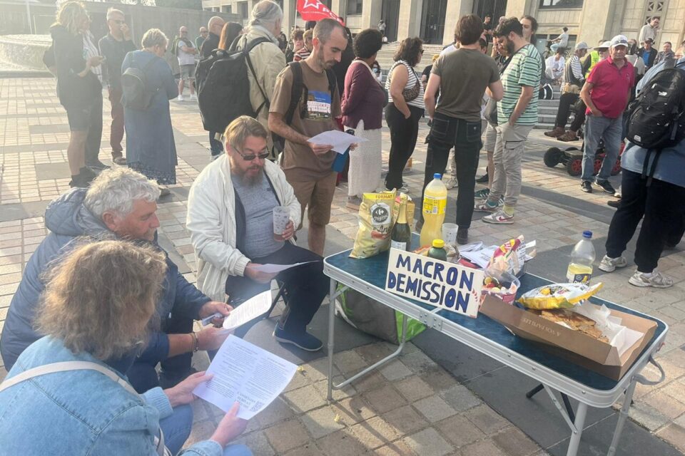 Au Havre, c'est dans une ambiance conviviale que quelques personnes ont sorti de quoi grignoter pour attendre le résultat du vote de confiance du 8 septmebre