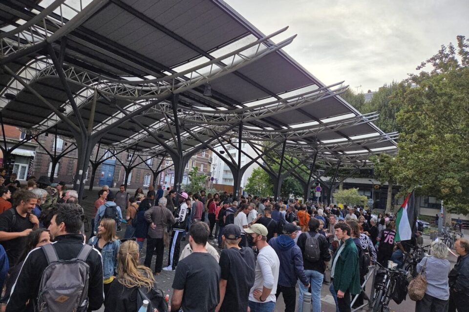A Rouen, les manifestants étaient environ 300, rassemblés place des Emmurés, attendant le départ du Premier ministre.