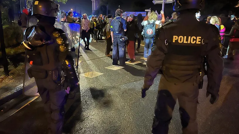 Rassemblement au pied du pont de Cheviré à Nantes, sous les yeux des forces de l'ordre, le 10 septembre 2025