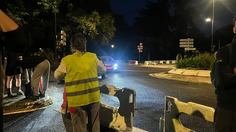 Le convoi est repoussé, il se rend sur le boulevard de la Prairie de Mauves et bloque ce rond-point qui fait la jonction entre le boulevard de Sarrebruck et celui de Seattle.