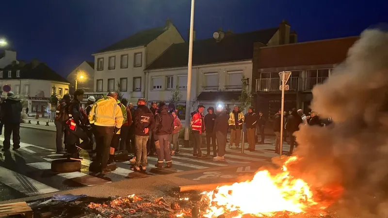 Une cinquantaine de salariés des Chantiers de l'Atlantique regroupés devant l'emblématique porte 4