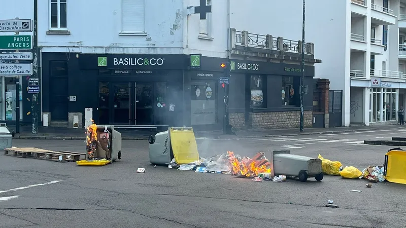 Des poubelles brûlées du côté du parc du Plessis Tison à Nantes le 10 septembre 2025