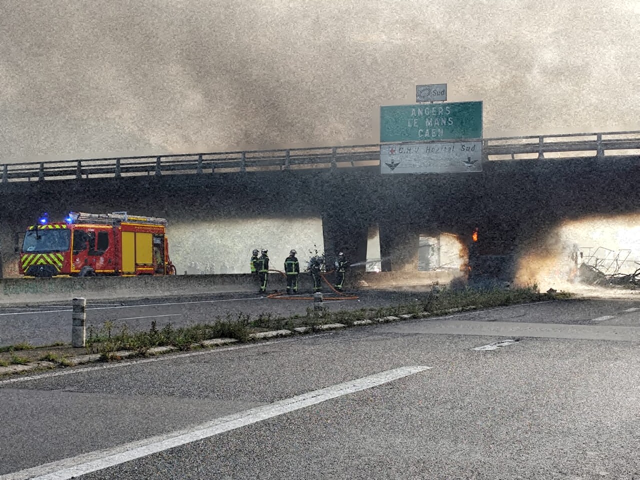 Bus incendié sur la rocade de Rennes. Le pont d'Alma pourrait rouvrir après des "investigations nocturnes"