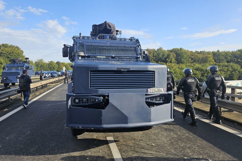 Les blindés de la gendarmerie repoussent les manifestants vers le parking du centre commercial Alma.