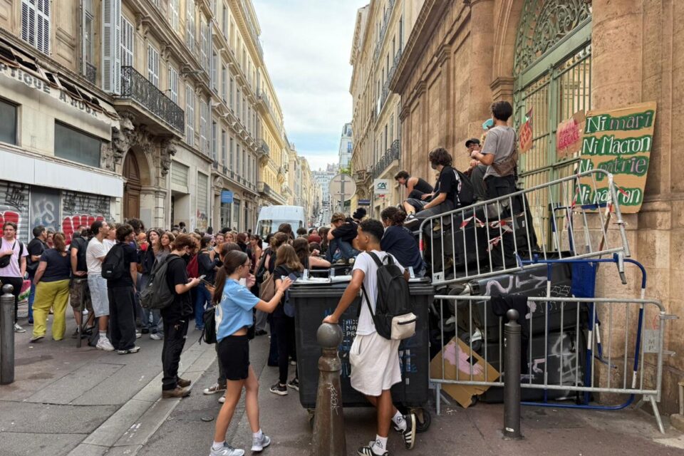 Des dizaines de lycéens devant le lycée Montgrand (Marseille, 6e).