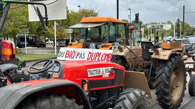 Les tracteurs arrivent place du commerce, le 10 septembre 2025. La confédération paysanne avait appelé à rejoindre les manifestations
