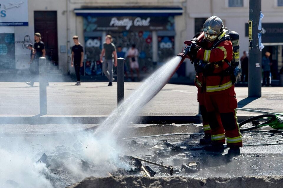 Les marins-pompiers éteignent un feu de détritus à proximité de la porte d'Aix ce mercredi 10 septembre à Marseille