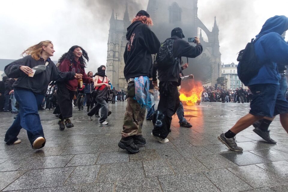 La mobilisation de poursuit place Sainte-Anne, à Rennes, ce mercredi 10 septembre 2025, en début d'après-midi.