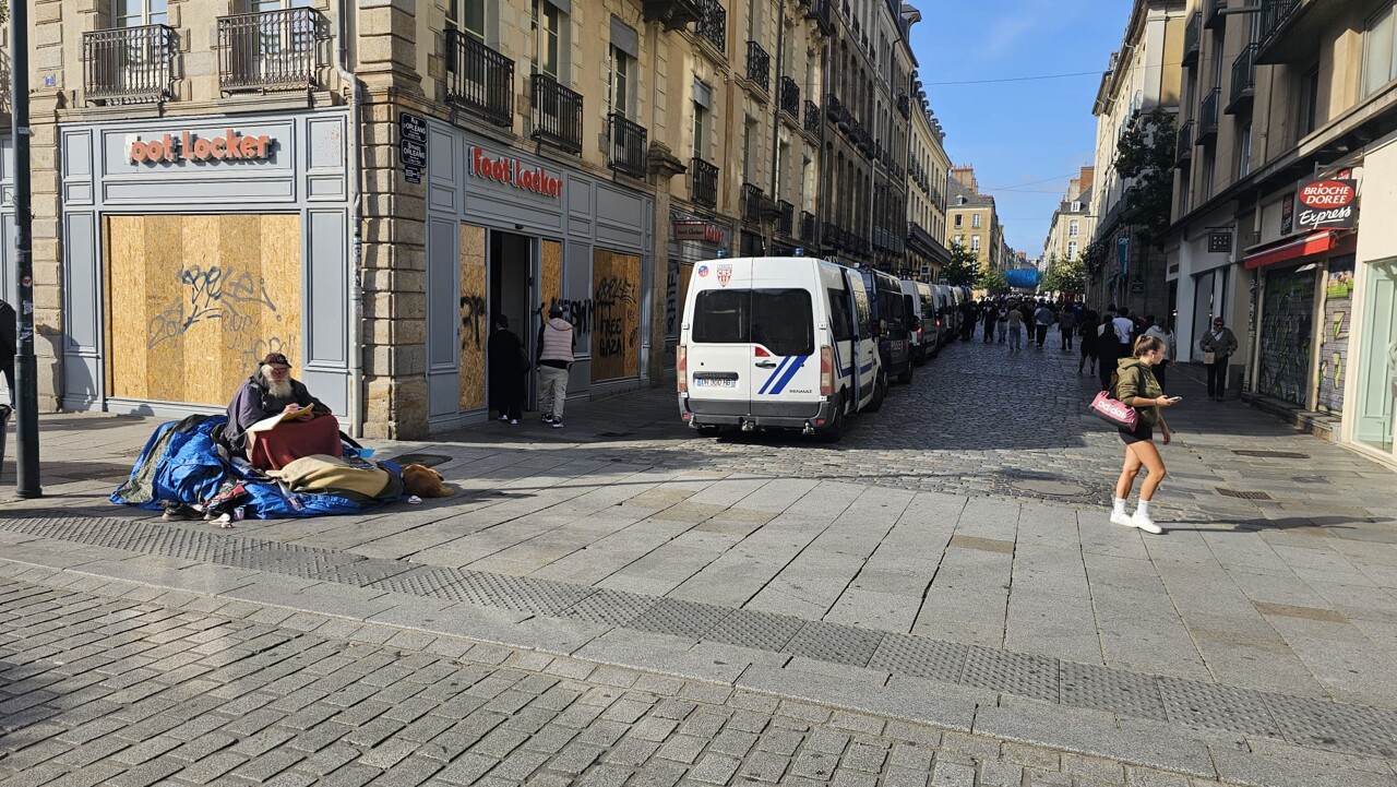 Jean-Pierre, SDF à Rennes, imperturbable lors de la manifestation du 18 septembre