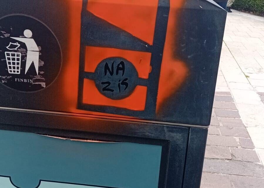 Le tag de la jeune femme sur une poubelle devant la mairie.