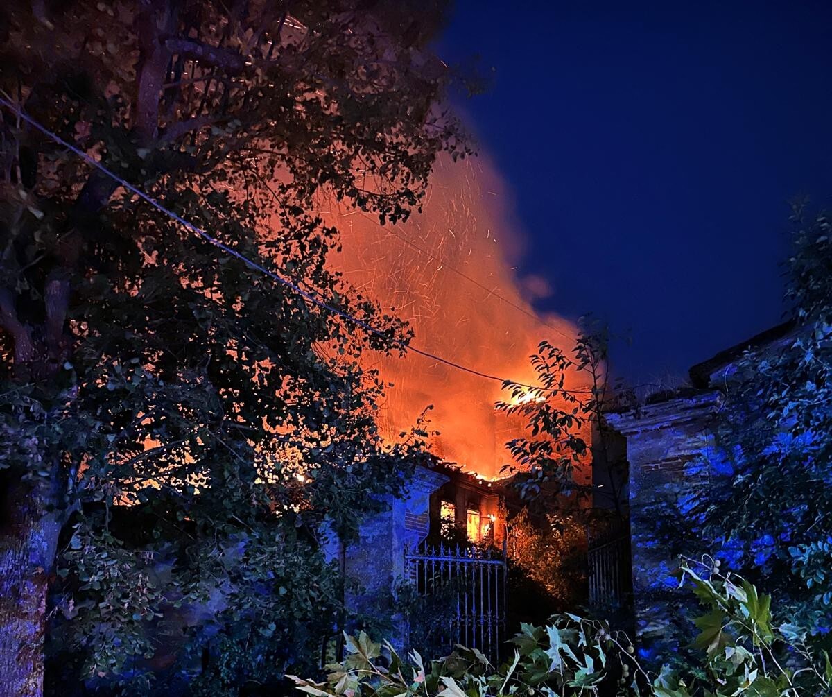 EN IMAGES. Près de Toulouse, un manoir de 400 m² totalement embrasé, les pompiers évitent le pire