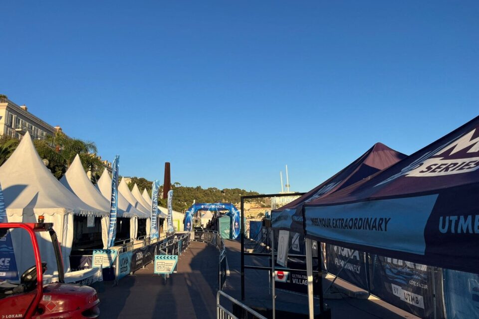 Un village expo avec des marques et stands de nutrition est ouvert sur la Promenade des Anglais à Nice.