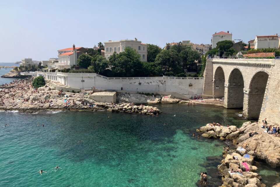 L'anse de la Fausse-Monnaie est un lieu privilégié pour se baigner dans le centre-ville de Marseille.