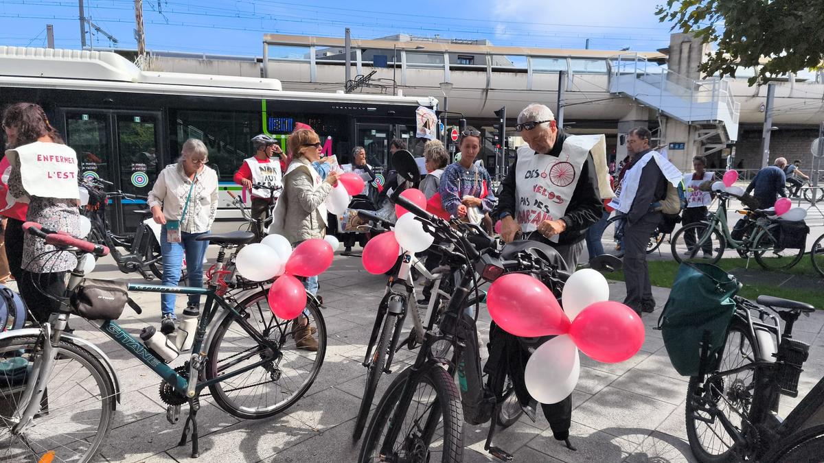 À Bordeaux, une cinquantaine de personnes font la « Vélorution » pour dénoncer les politiques migratoires