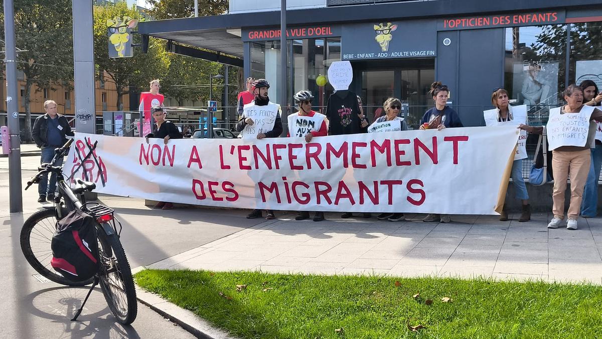 Les manifestants arboraient banderoles, ballons et chasubles.
