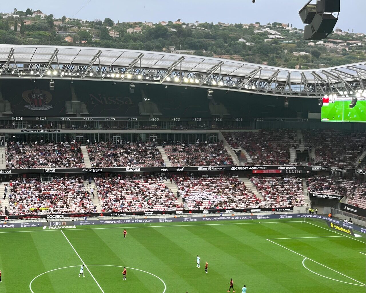 OGC Nice-Paris FC. Le match de foot interrompu deux fois à cause des supporters, voici la raison