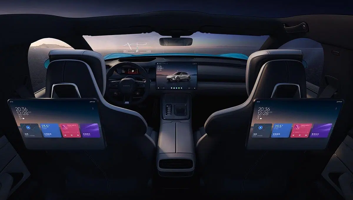 Intérieur du Xiaomi SU7 avec écran central flottant et volant tactile
