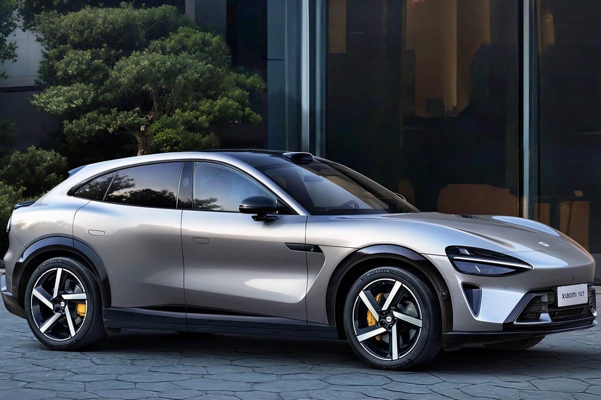 SUV électrique Xiaomi YU7 vu de profil, silhouette moderne avec jantes aérodynamiques