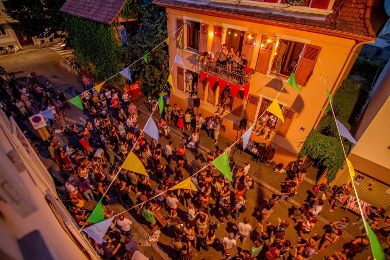 Y a du monde au balcon
