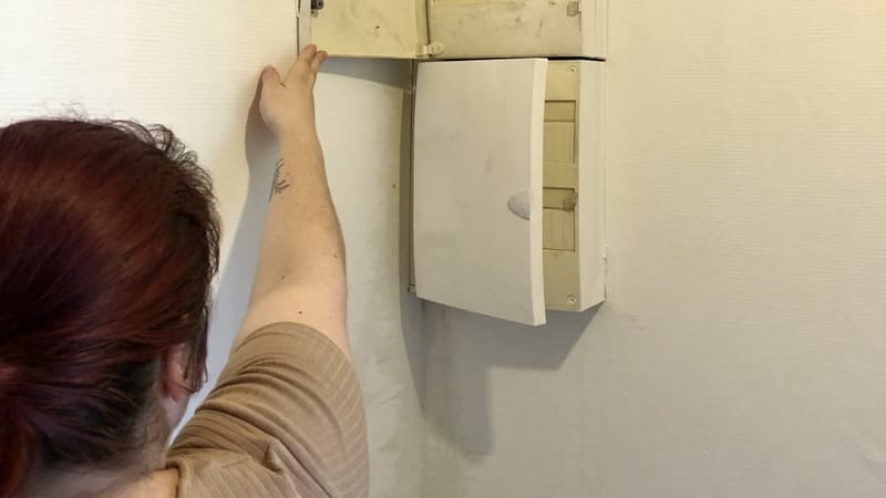 Le compteur électrique est situé sur un mur humide parcouru de traces jaunâtres.