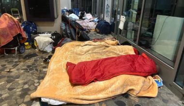 cinquième nuit devant la mairie pour les expulsés contraints de démonter leurs tentes