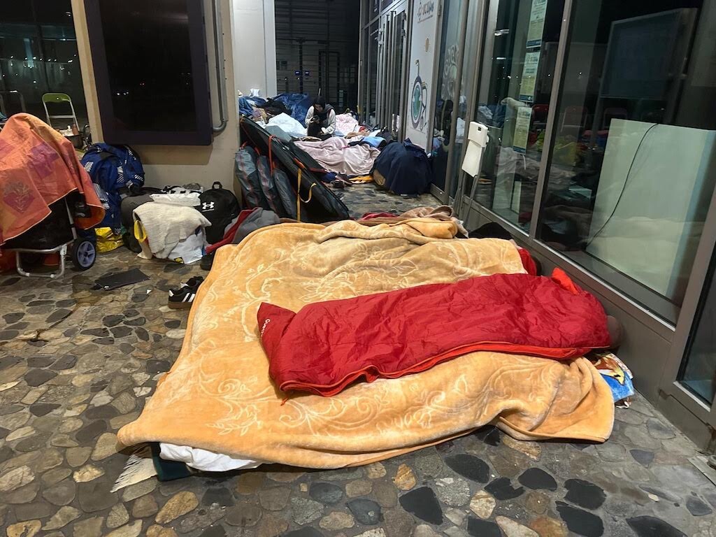 cinquième nuit devant la mairie pour les expulsés contraints de démonter leurs tentes