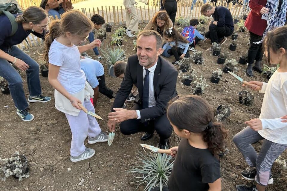 Michaël Delafosse aidant les enfants à enterrer des plantations ai Val de Croze