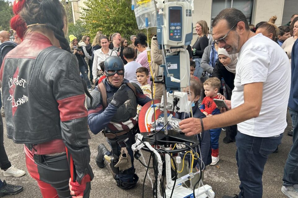 Des super héros au chevet des enfants hospitalisés ravis