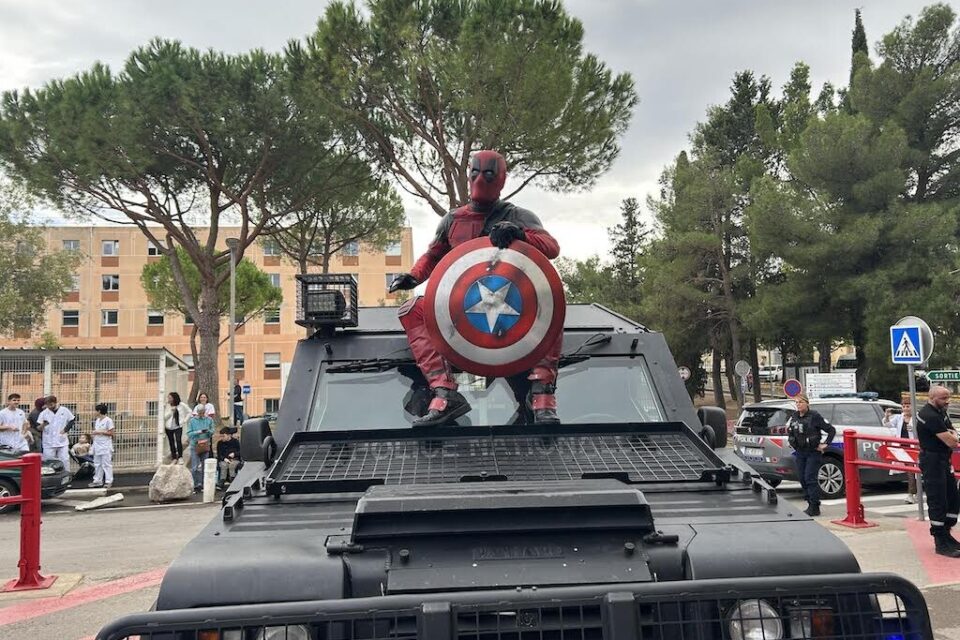 Un des héros préférés des enfants arrive sur la jeep blindée du Raid