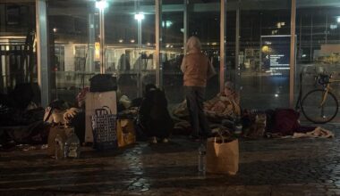 des squatters expulsés et sans toit ont passé la nuit dans l'hôtel de ville