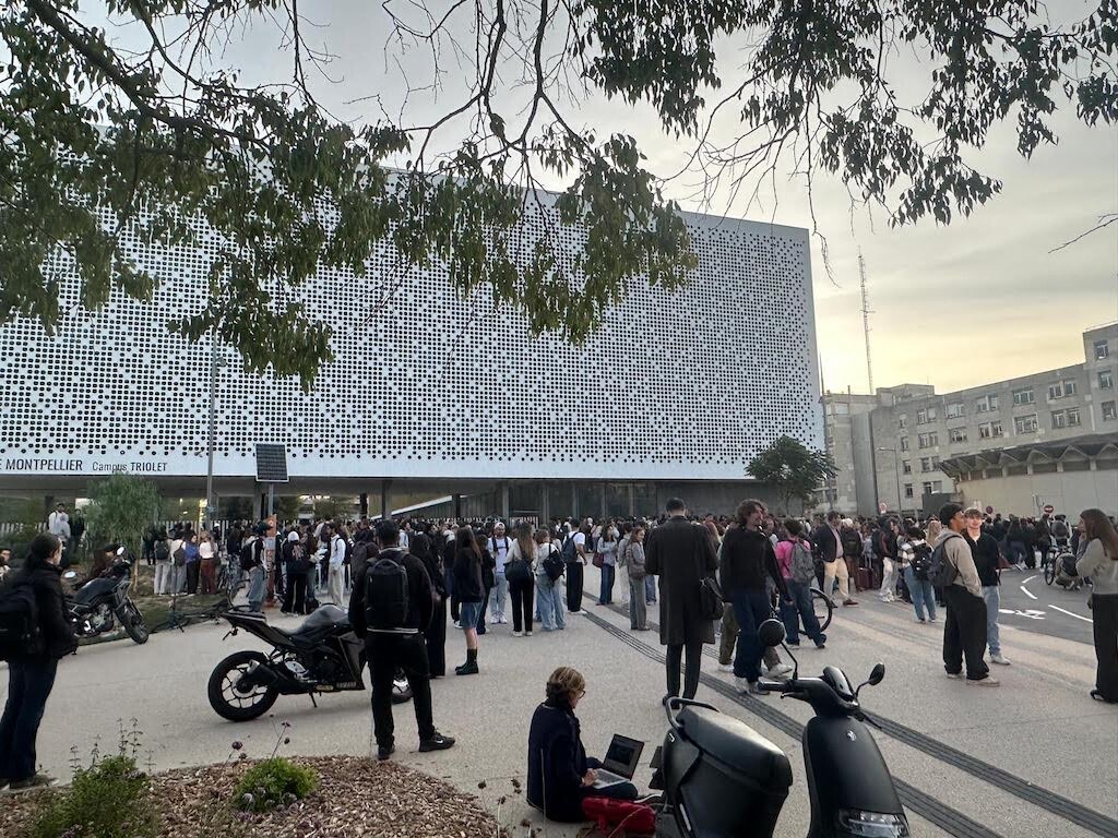 l'accès à la faculté de sciences est bloqué par le SCUM