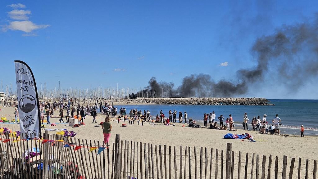 deux voiliers en feu dans le port de Palavas-les-Flots