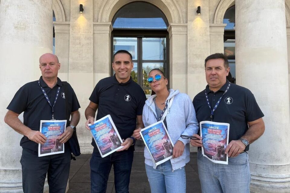 À gauche, Bruno Mengibar délégué d'Un1té Police 34 devant la gare SNCF Saint-Roch