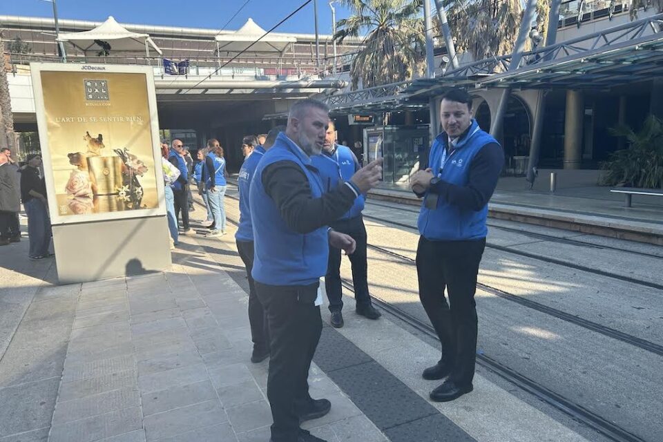 Des agents de TaM 3M vêtus de bleu pour la première rame entre Odysseum et gare Sud de France