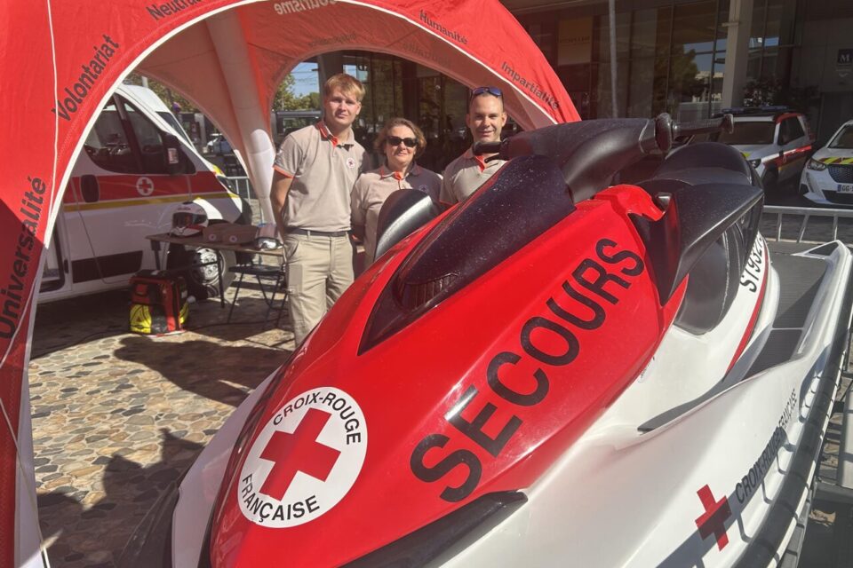 Des bénévoles de La Croix-Rouge de Montpellier devant le scooter des mers