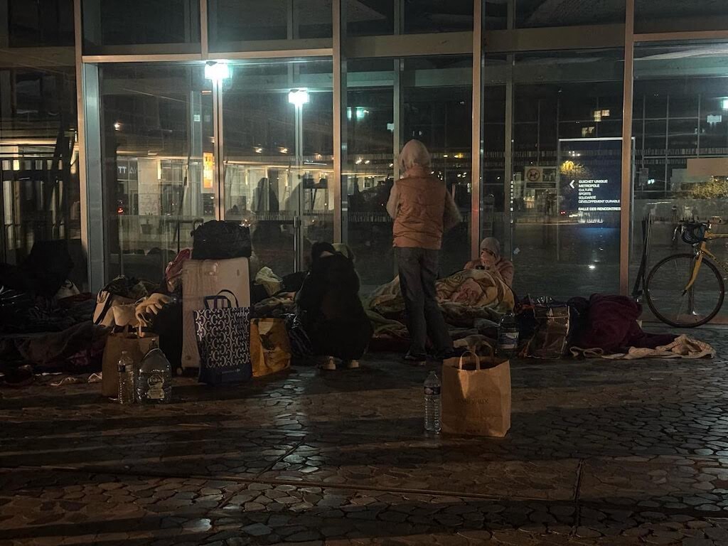des squatters expulsés et sans toit ont passé la nuit dans l'hôtel de ville