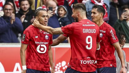 Le Lillois Ethan Mbappé félicité par Olivier Giroud, après son égalisation face au PSG, au stade Pierre-Mauroy, le 5 octobre 2025. (SAMEER AL-DOUMY / AFP)