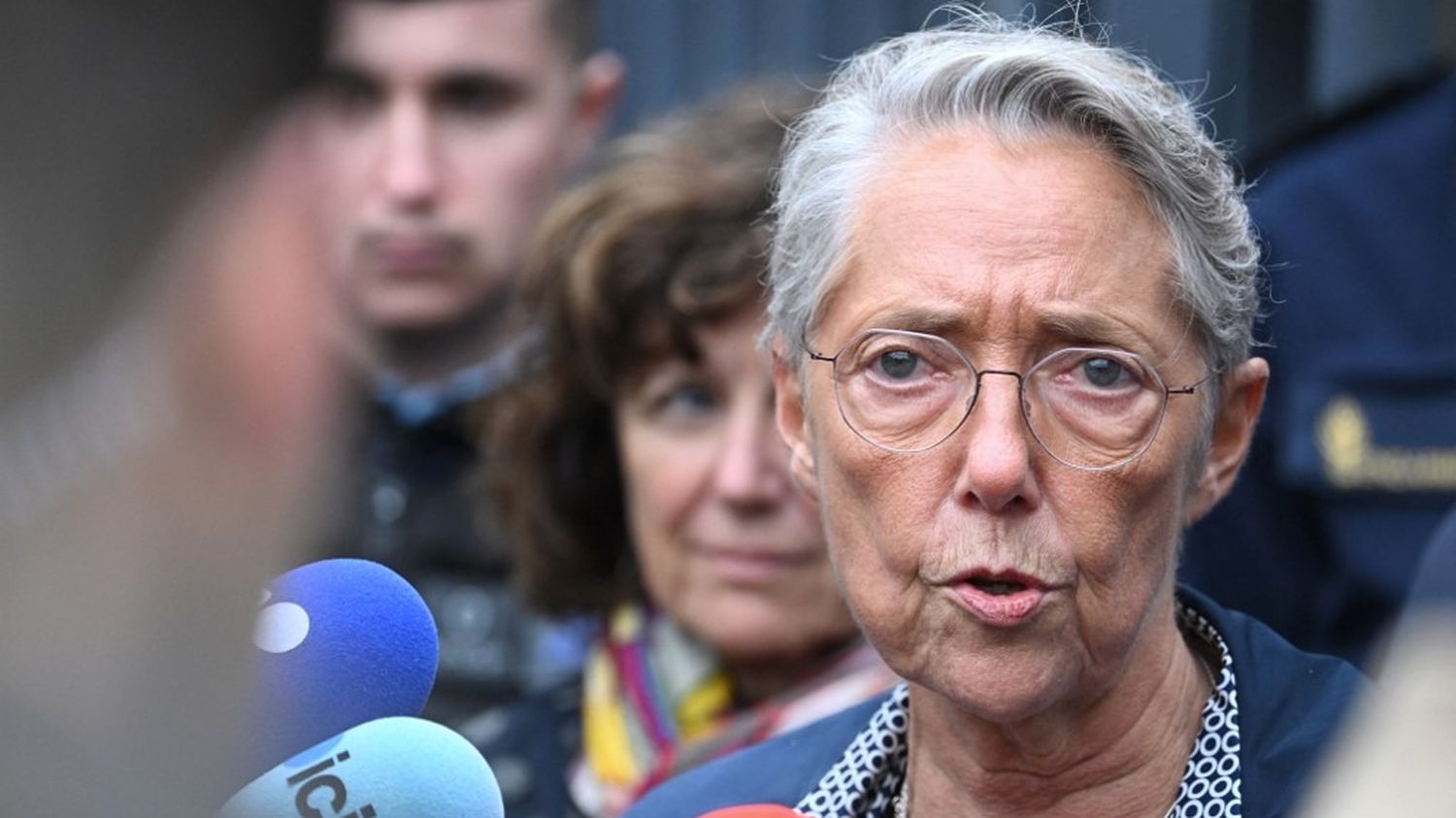 "Il faut trouver un compromis, de la droite républicaine aux élus socialistes", plaide Elisabeth Borne