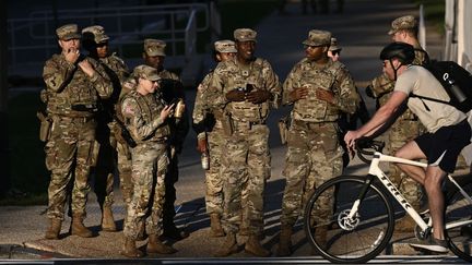 Des membres de la garde nationale patrouillent à Washington, aux Etats-Unis, le 1er octobre 2025. (BRENDAN SMIALOWSKI / AFP)