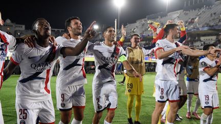 Les joueurs du PSG célèbrent leur victoire avec leurs supporters à Barcelone, le 1er octobre 2025, en phase de ligue de la Ligue des champions (2-1). (JOSEP LAGO / AFP)